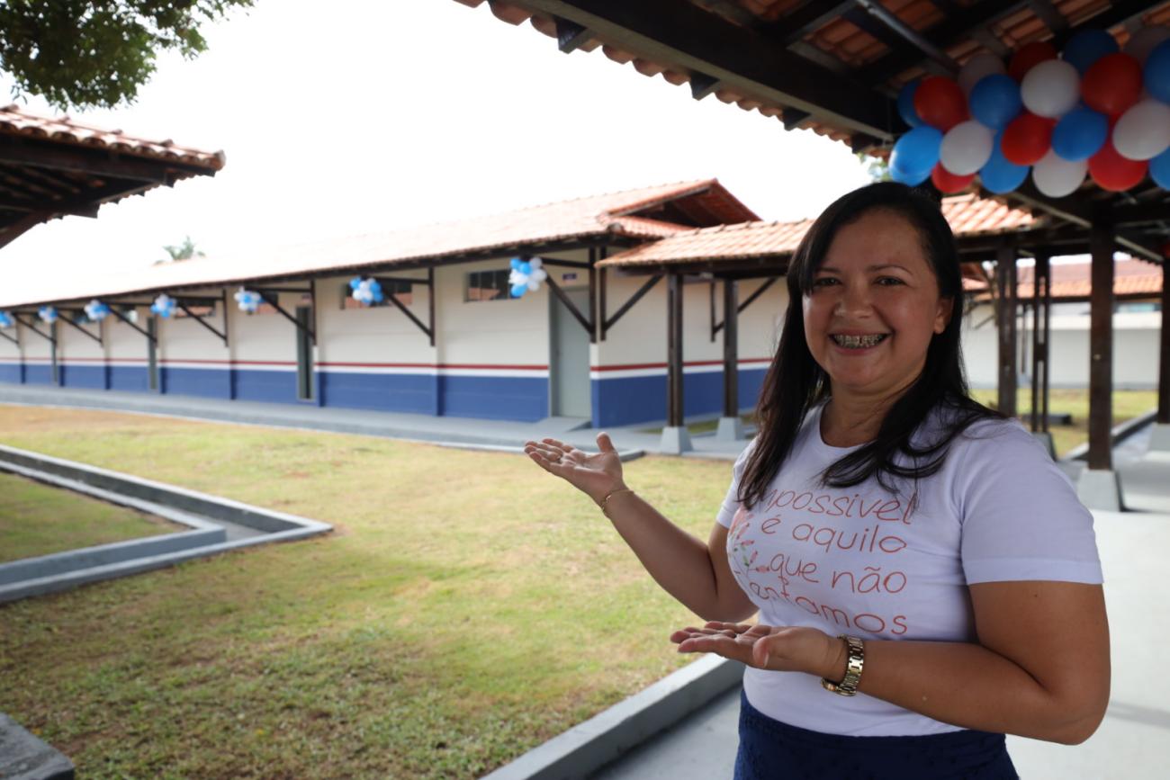 Diretora da escola mostra o novo espaço com orgulho (Foto: Pedro Guerreiro / Ag. Pará)