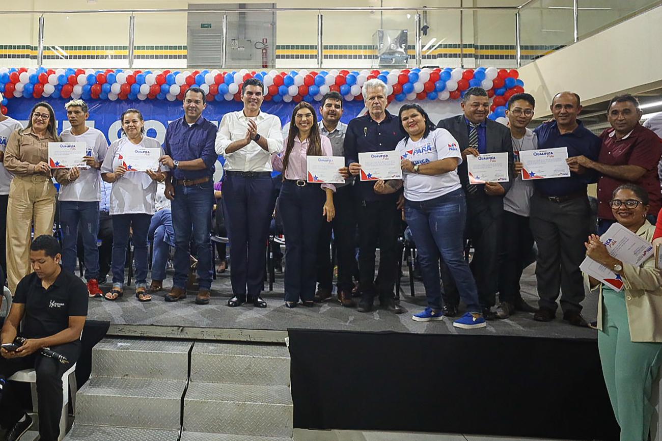 Helder Barbalho e demais autoridades na entrega dos certificados aos beneficiados pelo 'Qualifica Pará' - Foto: David Alves / Ag. Pará