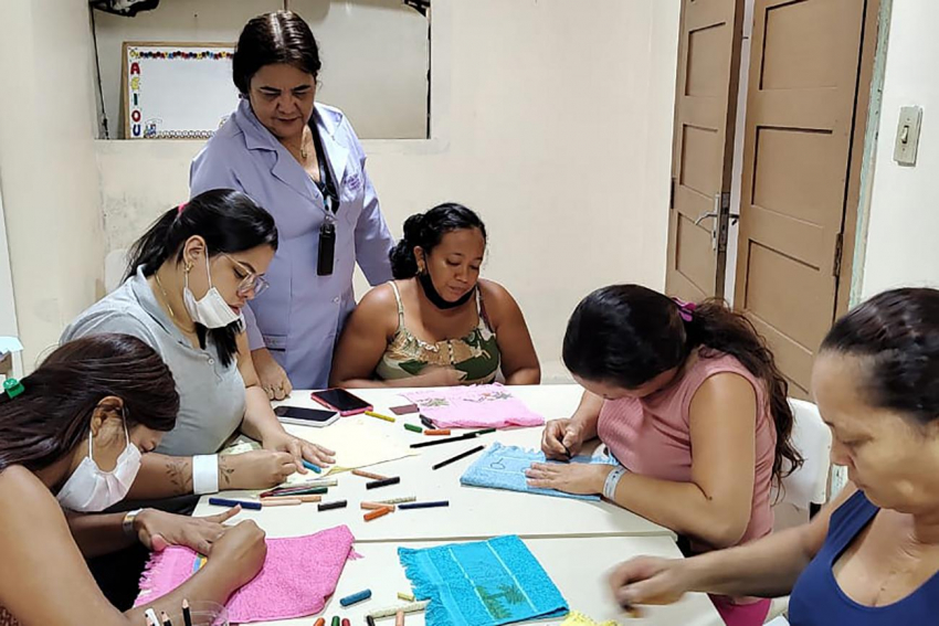 Foto: Classe hospitalar na Santa Casa desenvolve atividades lúdicas com as acompanhantes de pacientes em terapia renal