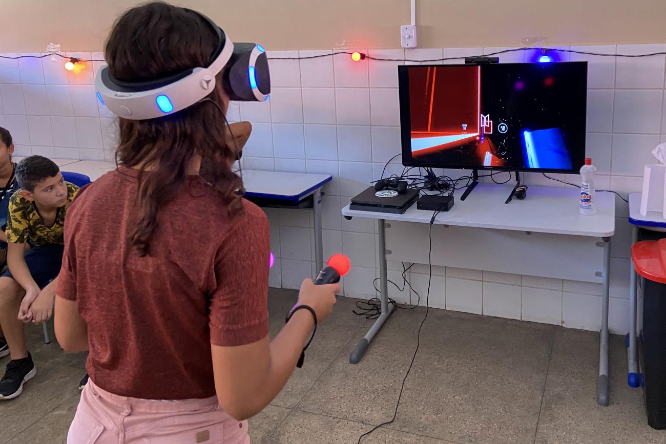 Alun concentrada em jogoo de realidade virtual, uma das atrações da manhã deste sábado (6), na escola do Tenoné - Foto: Victor Nylander / Nucom Seac