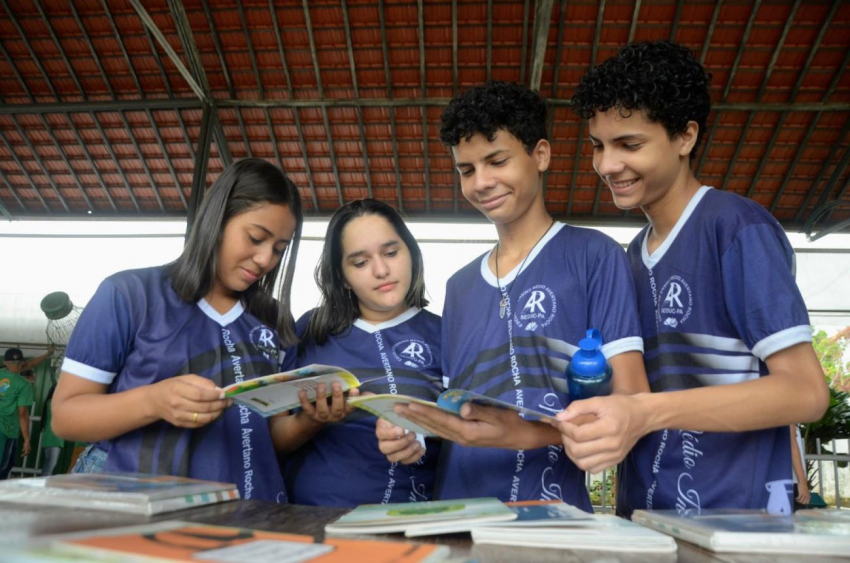 Foto: Estudantes da rede estadual participam de ação pelo Dia Mundial da Reciclagem