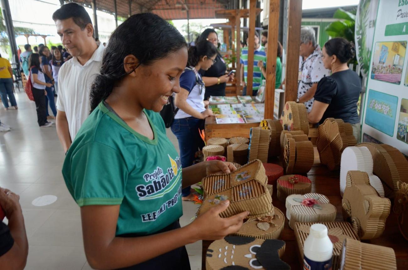 Programação da Seduc e da Semas contou com feirinha de produtos feitos a partir de materiais naturais ou reciclados - Foto: Eliseu Dias / Ascom Seduc Programação da Seduc e da Semas contou com feirinha de produtos feitos a partir de materiais naturais ou reciclados - Foto: Eliseu Dias / Ascom Seduc