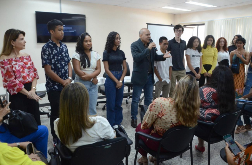 Foto: Alunos da rede pública têm primeiro contato profissional com programa de estágio