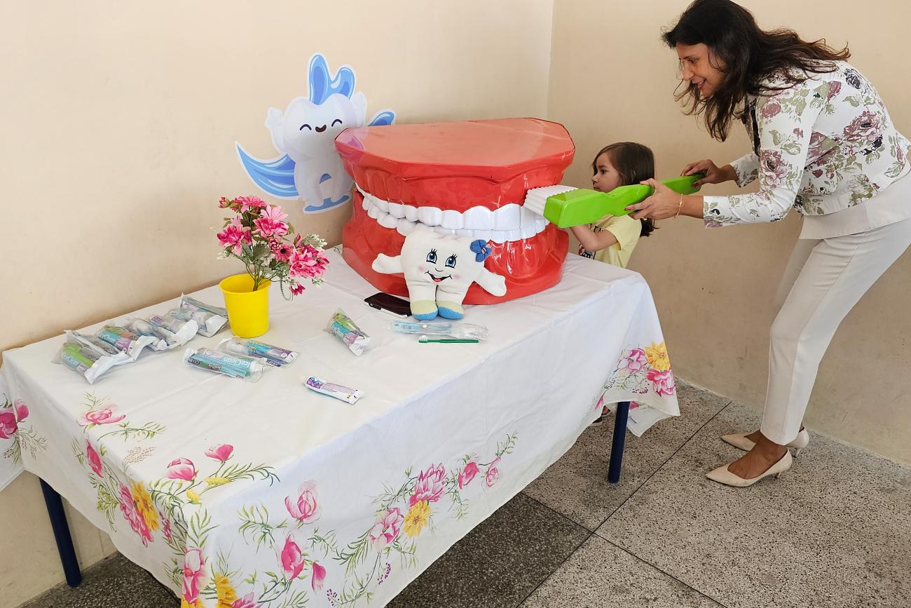 Dentista, Adriana Vasconcelos, da Coordenação Estadual de Saúde Bucal em trabalho de sensibilização - Foto: Ascom / Sespa