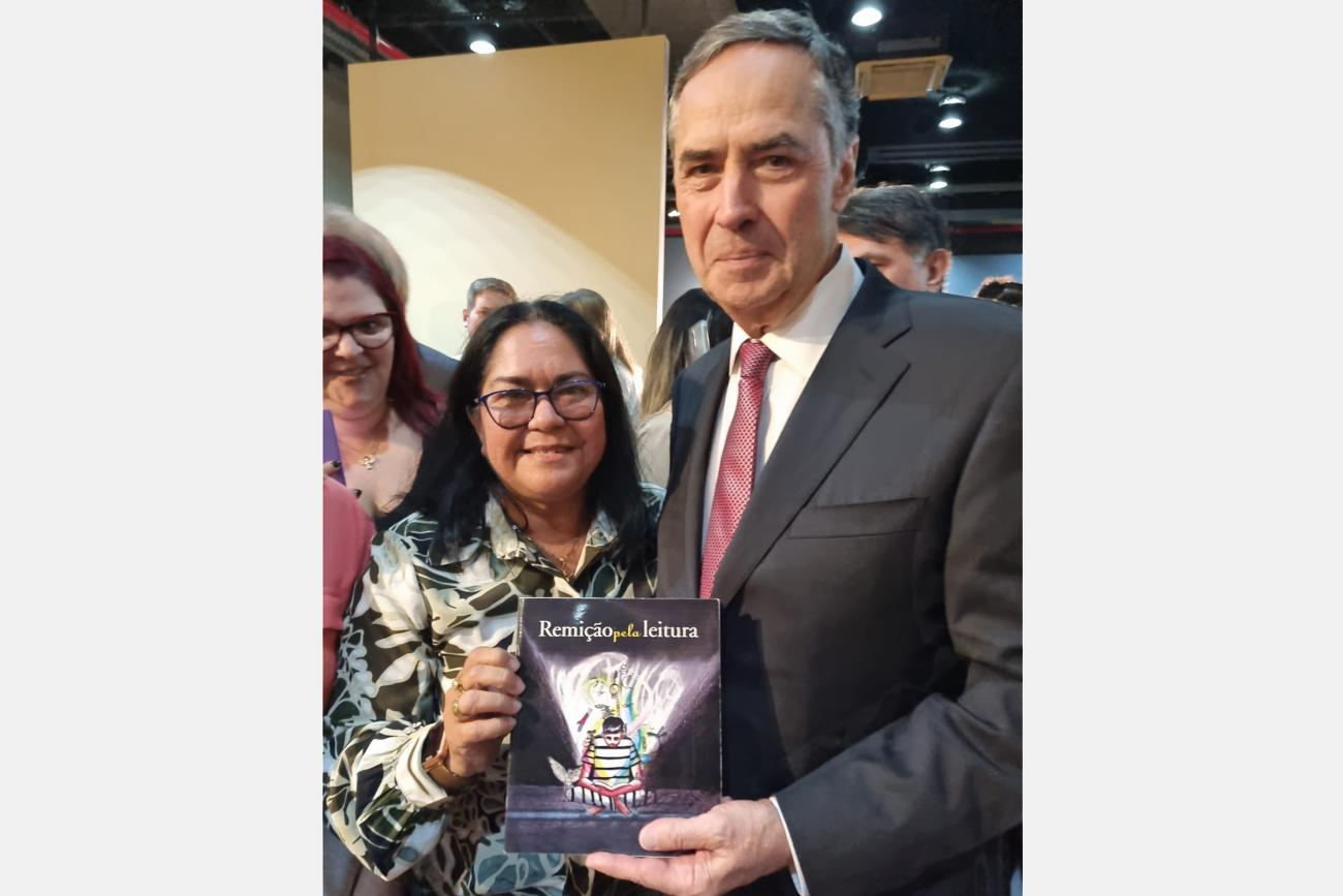Coordenadora da Ceja, Ana Cláudia Neves , com ministro Luís Roberto Barroso