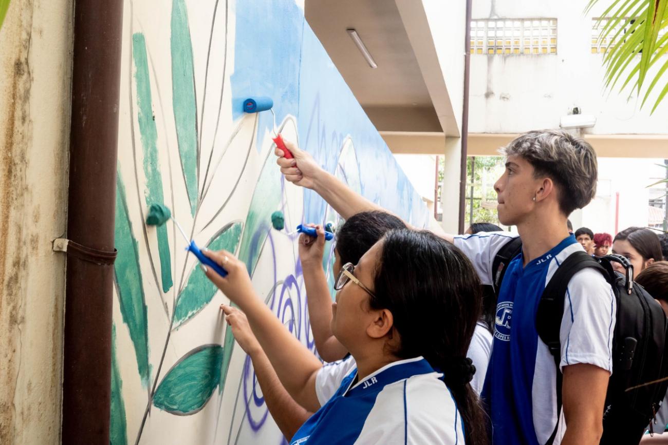 Alunos da rede pública usam grafite para compor espaço de escola estadual
