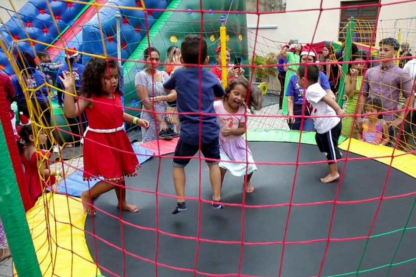 Foto: Creche Orlando Bitar realiza festa de Natal para crianças