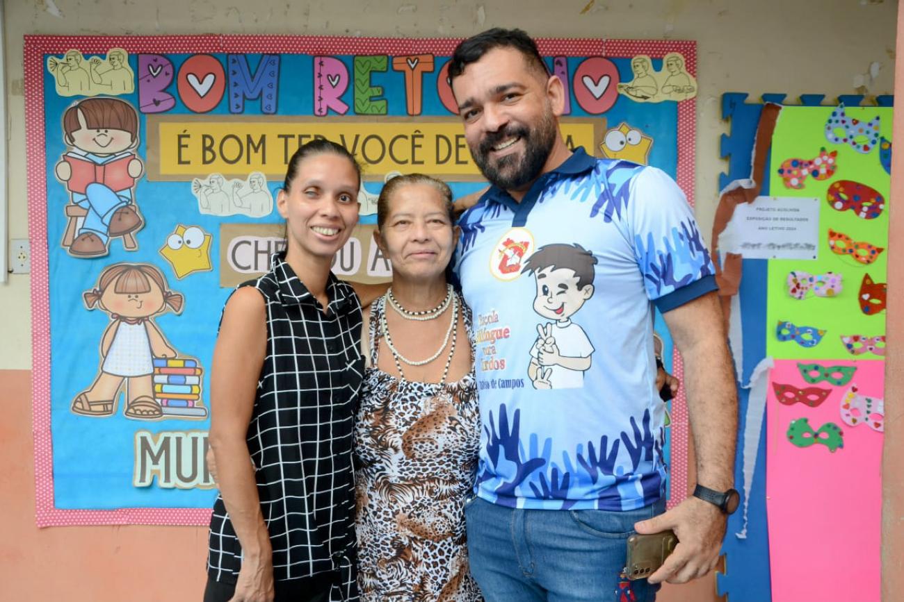 Aluna Adriana Aleixo com sua mãe, Socorro Brito, e o professor Alan - Foto: Rai Pontes / Ascom Seduc