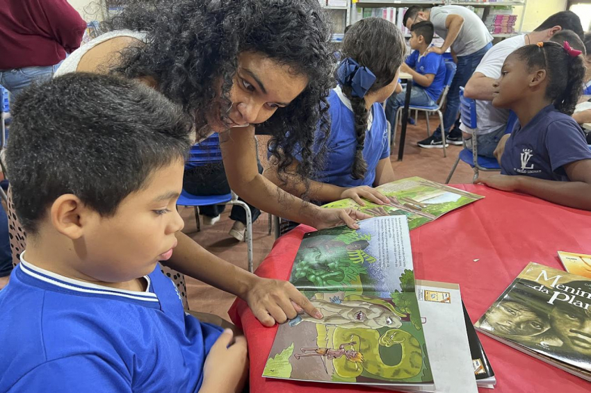 Foto: Estado fortalece acesso à leitura com entrega de mil livros novos em escolas do bairro da Terra Firme, em Belém