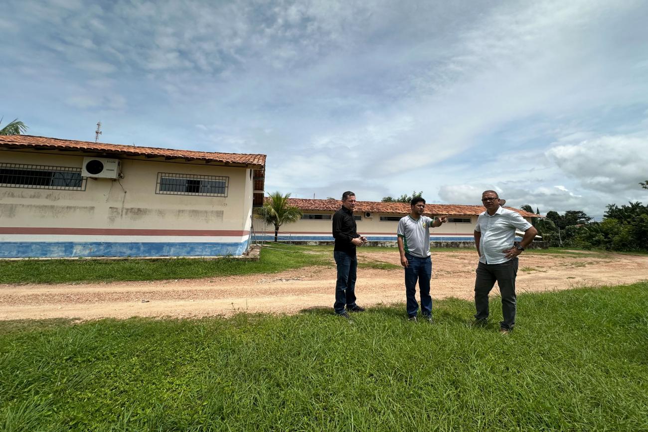 Equipes da Diretoria Regional de Ensino de Marabá e da empresa vencedora da licitação durante a vistoria - Foto: Divulgação