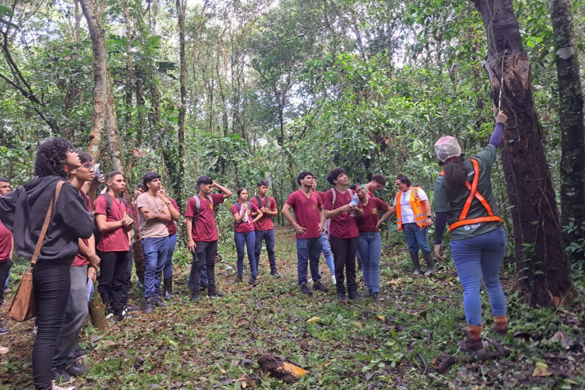 Foto: Estudantes visitam 'Refúgio de Vida Silvestre Metrópole da Amazônia' para criação de nova trilha ecológica