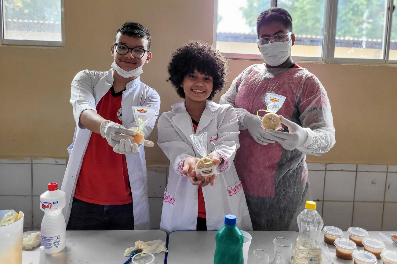 Alunos desenvolveram o projeto de sabão ecológico a partir do aproveitamento de casca de manga - Foto: Fernanda Cavalcante / Ascom Seduc