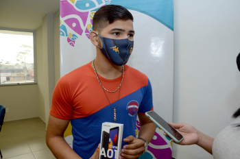 Foto: Estudante da 3ª série do ensino médio da escola Barão do Igarapé-Miri, Kayan Trindade contou que ficou surpreso com a iniciativa e disse que o kit será de grande valia para os estudos dele. | Fotógrafo: Rai Pontes