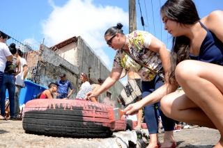 Foto: A Universidade do Estado do Pará - Uepa, unida com instituições públicas e organizações não governamentais uniram-se para realizar na manhã dessa sexta-feira a 2ª. Edição do projeto “Ruas verdes” em um quadrante onde estão localizadas a Universidade e escolas estaduais, com o objetivo de sensibilizar a comunidade tanto acadêmica, quanto do entorno em relação ao depósito inadequado de lixo nas redondezas da escola. | Fotógrafo: Rai Pontes