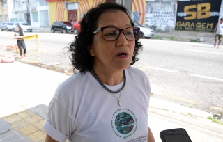 Foto: Para a professora Graça Silva, coordenadora do Grupo de pesquisa em educação e meio ambiente – Grupema, nos falou que a primeira edição aconteceu no mês de junho e agora acontece em um local pontual onde habitualmente era o depósito de lixo das vizinhanças nas calcadas do prédio da Uepa, onde estão agora, os pneus concentrados. | Fotógrafo: Rai Pontes
