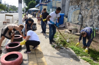 Foto: A Universidade do Estado do Pará - Uepa, unida com instituições públicas e organizações não governamentais uniram-se para realizar na manhã dessa sexta-feira a 2ª. Edição do projeto “Ruas verdes” em um quadrante onde estão localizadas a Universidade e escolas estaduais, com o objetivo de sensibilizar a comunidade tanto acadêmica, quanto do entorno em relação ao depósito inadequado de lixo nas redondezas da escola. | Fotógrafo: Rai Pontes