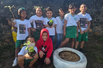 Notícia: Alunos de escola estadual e moradores de Ananindeua transformam terreno abandonado em jardim comunitário