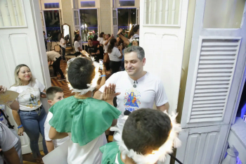Foto: Secretário Ricardo Sefer cumprimentando as crianças do coral - Foto: Eliseu Dias / Ascom Seduc