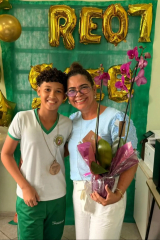 Foto: A dirigente Geovânia Paiva com um dos estudantes premiados - Foto: Divulgação