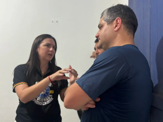 Foto: Secretário de Educação, Ricardo Sefer, em diálogo com a dirigente de Bragança, Thayse Alvão - Foto: Lilian Guedes / Ncom Seduc