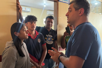 Foto: Titular da Seduc em escuta ativa com os estudantes - Foto: Lilian Guedes / Ncom Seduc
