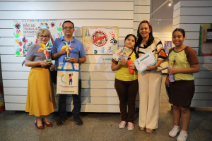 Foto: Alunas e direção da Escola Estadual São Francisco de Assis, do Tapanã, recebem premiação do ministro do TST, Lelio Bentes - Foto: Divulgação