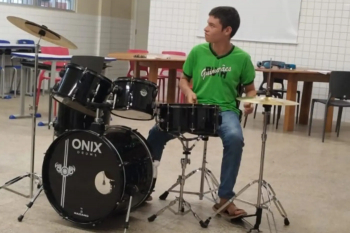 Notícia: Atendimento Educacional Especializado transforma vida de estudante autista que desenvolve talento musical na escola