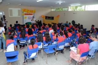 Foto: O Dia Nacional de Combate ao Abuso e a Exploração Sexual de Crianças e Adolescentes é celebrado anualmente em 18 de maio. Propondo evidenciar tal violência, a Seccional Urbana da Cidade Nova em parceria com a Secretaria de Estado de Educação (Seduc) realizou uma ação de alusiva a essa data. O evento foi realizado nesta quinta-feira (16) na Escola Estadual de Ensino Fundamental e Médio Luiz Nunes Direito, em Ananindeua, cerca de 100 alunos participaram da ação que teve palestras, teatro, fantoches, entre outras programações. | Fotógrafo: Eliseu Dias