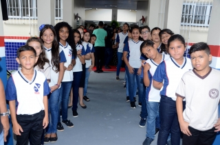 Foto: A comunidade do bairro do Bengui, em Belém, acaba de ganhar uma nova escola adequada para a retomada da aprendizagem. Na manhã de sábado (18), o governador Helder Barbalho reinaugurou a Escola Estadual de Ensino Fundamental Marilda Nunes. | Fotógrafo: Foto Rai Pontes