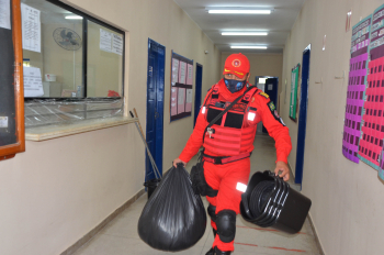 Foto: Entrega de matérias de limpeza para as escolas das ilhas | Fotógrafo: Eliseu Dias