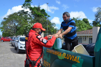 Foto: Entrega de matérias de limpeza para as escolas das ilhas | Fotógrafo: Eliseu Dias