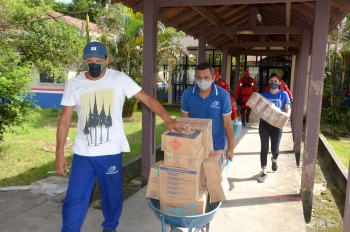 Foto: Entrega de matérias de limpeza para as escolas das ilhas | Fotógrafo: Eliseu Dias