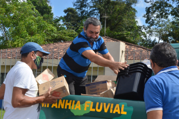 Foto: Entrega de matérias de limpeza para as escolas das ilhas | Fotógrafo: Eliseu Dias