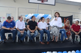 Foto: A ex-primeira dama do Estado Marilda Nunes participou da cerimônia de reinauguração da escola. Dona Marilda emprestou o nome à escola, há 27 anos, por homenagem do marido, o ex-governador Alacid Nunes. Emocionada, ela pediu aos alunos zelo e cuidado com o novo espaço escolar. | Fotógrafo: Foto Rai Pontes