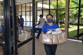 Foto: Entrega de matérias de limpeza para as escolas das ilhas | Fotógrafo: Eliseu Dias