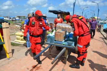 Foto: Entrega de matérias de limpeza para as escolas das ilhas | Fotógrafo: Eliseu Dias