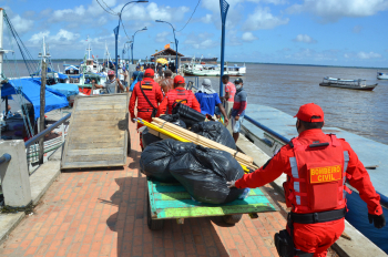 Foto: Entrega de matérias de limpeza para as escolas das ilhas | Fotógrafo: Eliseu Dias