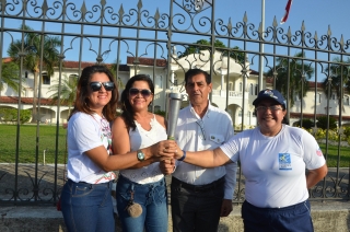 Foto: As ruas da capital paraense pararam na manhã deste domingo (01) para ver a Tocha da Paz passar. A Tocha simboliza a busca pela promoção da amizade, da solidariedade e do amor na sociedade. Organizado nacionalmente por um comitê popular, o evento chegou a primeira vez em Belém após 16 anos de visitações aos estados brasileiros. Para marcar a passagem da Tocha pelo Pará, diversos órgão estaduais, tendo a frente a Secretaria de Estado de Educação (Seduc), se juntaram para mobilizar a população. | Fotógrafo: Eliseu Dias