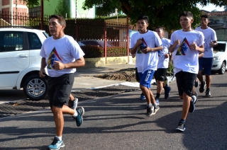 Foto: As ruas da capital paraense pararam na manhã deste domingo (01) para ver a Tocha da Paz passar. A Tocha simboliza a busca pela promoção da amizade, da solidariedade e do amor na sociedade. Organizado nacionalmente por um comitê popular, o evento chegou a primeira vez em Belém após 16 anos de visitações aos estados brasileiros. Para marcar a passagem da Tocha pelo Pará, diversos órgão estaduais, tendo a frente a Secretaria de Estado de Educação (Seduc), se juntaram para mobilizar a população. | Fotógrafo: Eliseu Dias