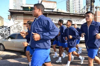 Foto: As ruas da capital paraense pararam na manhã deste domingo (01) para ver a Tocha da Paz passar. A Tocha simboliza a busca pela promoção da amizade, da solidariedade e do amor na sociedade. Organizado nacionalmente por um comitê popular, o evento chegou a primeira vez em Belém após 16 anos de visitações aos estados brasileiros. Para marcar a passagem da Tocha pelo Pará, diversos órgão estaduais, tendo a frente a Secretaria de Estado de Educação (Seduc), se juntaram para mobilizar a população. | Fotógrafo: Eliseu Dias