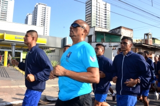 Foto: As ruas da capital paraense pararam na manhã deste domingo (01) para ver a Tocha da Paz passar. A Tocha simboliza a busca pela promoção da amizade, da solidariedade e do amor na sociedade. Organizado nacionalmente por um comitê popular, o evento chegou a primeira vez em Belém após 16 anos de visitações aos estados brasileiros. Para marcar a passagem da Tocha pelo Pará, diversos órgão estaduais, tendo a frente a Secretaria de Estado de Educação (Seduc), se juntaram para mobilizar a população. | Fotógrafo: Eliseu Dias