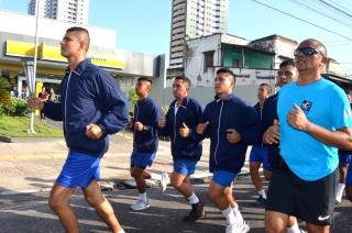 Foto: As ruas da capital paraense pararam na manhã deste domingo (01) para ver a Tocha da Paz passar. A Tocha simboliza a busca pela promoção da amizade, da solidariedade e do amor na sociedade. Organizado nacionalmente por um comitê popular, o evento chegou a primeira vez em Belém após 16 anos de visitações aos estados brasileiros. Para marcar a passagem da Tocha pelo Pará, diversos órgão estaduais, tendo a frente a Secretaria de Estado de Educação (Seduc), se juntaram para mobilizar a população. | Fotógrafo: Eliseu Dias