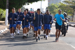 Foto: As ruas da capital paraense pararam na manhã deste domingo (01) para ver a Tocha da Paz passar. A Tocha simboliza a busca pela promoção da amizade, da solidariedade e do amor na sociedade. Organizado nacionalmente por um comitê popular, o evento chegou a primeira vez em Belém após 16 anos de visitações aos estados brasileiros. Para marcar a passagem da Tocha pelo Pará, diversos órgão estaduais, tendo a frente a Secretaria de Estado de Educação (Seduc), se juntaram para mobilizar a população. | Fotógrafo: Eliseu Dias