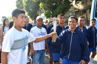 Foto: As ruas da capital paraense pararam na manhã deste domingo (01) para ver a Tocha da Paz passar. A Tocha simboliza a busca pela promoção da amizade, da solidariedade e do amor na sociedade. Organizado nacionalmente por um comitê popular, o evento chegou a primeira vez em Belém após 16 anos de visitações aos estados brasileiros. Para marcar a passagem da Tocha pelo Pará, diversos órgão estaduais, tendo a frente a Secretaria de Estado de Educação (Seduc), se juntaram para mobilizar a população. | Fotógrafo: Eliseu Dias