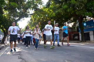 Foto: As ruas da capital paraense pararam na manhã deste domingo (01) para ver a Tocha da Paz passar. A Tocha simboliza a busca pela promoção da amizade, da solidariedade e do amor na sociedade. Organizado nacionalmente por um comitê popular, o evento chegou a primeira vez em Belém após 16 anos de visitações aos estados brasileiros. Para marcar a passagem da Tocha pelo Pará, diversos órgão estaduais, tendo a frente a Secretaria de Estado de Educação (Seduc), se juntaram para mobilizar a população. | Fotógrafo: Eliseu Dias