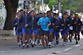 Foto: As ruas da capital paraense pararam na manhã deste domingo (01) para ver a Tocha da Paz passar. A Tocha simboliza a busca pela promoção da amizade, da solidariedade e do amor na sociedade. Organizado nacionalmente por um comitê popular, o evento chegou a primeira vez em Belém após 16 anos de visitações aos estados brasileiros. Para marcar a passagem da Tocha pelo Pará, diversos órgão estaduais, tendo a frente a Secretaria de Estado de Educação (Seduc), se juntaram para mobilizar a população. | Fotógrafo: Eliseu Dias
