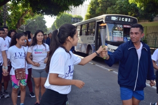 Foto: As ruas da capital paraense pararam na manhã deste domingo (01) para ver a Tocha da Paz passar. A Tocha simboliza a busca pela promoção da amizade, da solidariedade e do amor na sociedade. Organizado nacionalmente por um comitê popular, o evento chegou a primeira vez em Belém após 16 anos de visitações aos estados brasileiros. Para marcar a passagem da Tocha pelo Pará, diversos órgão estaduais, tendo a frente a Secretaria de Estado de Educação (Seduc), se juntaram para mobilizar a população. | Fotógrafo: Eliseu Dias