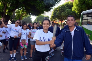 Foto: As ruas da capital paraense pararam na manhã deste domingo (01) para ver a Tocha da Paz passar. A Tocha simboliza a busca pela promoção da amizade, da solidariedade e do amor na sociedade. Organizado nacionalmente por um comitê popular, o evento chegou a primeira vez em Belém após 16 anos de visitações aos estados brasileiros. Para marcar a passagem da Tocha pelo Pará, diversos órgão estaduais, tendo a frente a Secretaria de Estado de Educação (Seduc), se juntaram para mobilizar a população. | Fotógrafo: Eliseu Dias