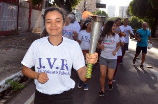 Foto: As ruas da capital paraense pararam na manhã deste domingo (01) para ver a Tocha da Paz passar. A Tocha simboliza a busca pela promoção da amizade, da solidariedade e do amor na sociedade. Organizado nacionalmente por um comitê popular, o evento chegou a primeira vez em Belém após 16 anos de visitações aos estados brasileiros. Para marcar a passagem da Tocha pelo Pará, diversos órgão estaduais, tendo a frente a Secretaria de Estado de Educação (Seduc), se juntaram para mobilizar a população. | Fotógrafo: Eliseu Dias