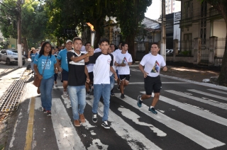 Foto: As ruas da capital paraense pararam na manhã deste domingo (01) para ver a Tocha da Paz passar. A Tocha simboliza a busca pela promoção da amizade, da solidariedade e do amor na sociedade. Organizado nacionalmente por um comitê popular, o evento chegou a primeira vez em Belém após 16 anos de visitações aos estados brasileiros. Para marcar a passagem da Tocha pelo Pará, diversos órgão estaduais, tendo a frente a Secretaria de Estado de Educação (Seduc), se juntaram para mobilizar a população. | Fotógrafo: Eliseu Dias